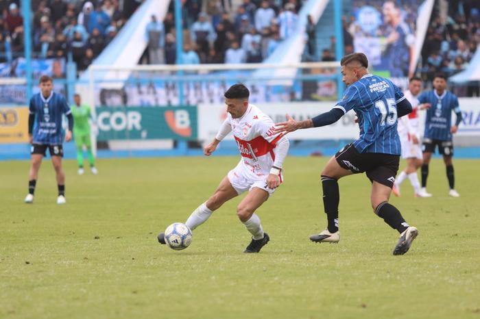 Deportivo Morón triunfa ante Racing de Córdoba y retoma la cima de la Primera Nacional 2026