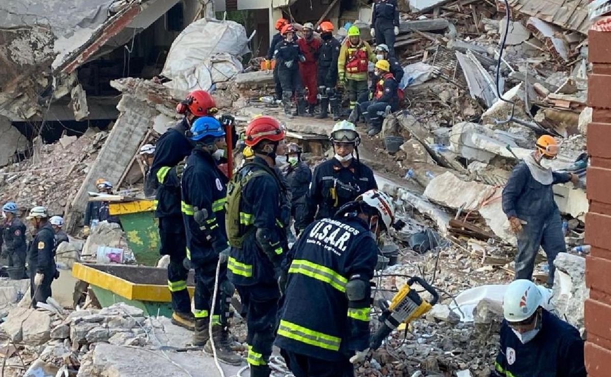 FOTO: 60 bomberos de Santa Fe trabajaron sin parar en el derrumbe en Villa Gesell.