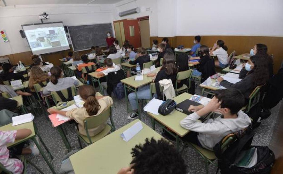 El 75% de los estudiantes argentinos completa la secundaria: posición regional y desafíos