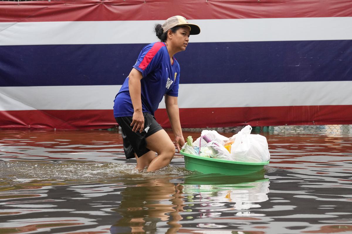 La lluvia amaina en Bangkok, pero las inundaciones persistentes desplazan a miles