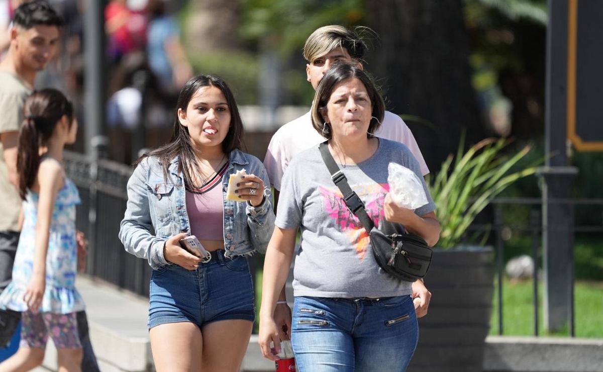 FOTO: Intenso movimiento en Córdoba por el Día de la Madre. (Foto: Daniel Cáceres/Cadena 3)