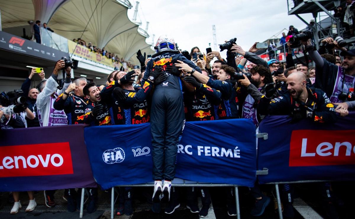 FOTO: Un exultante Verstappen festejó a lo grande una de sus mejores victorias