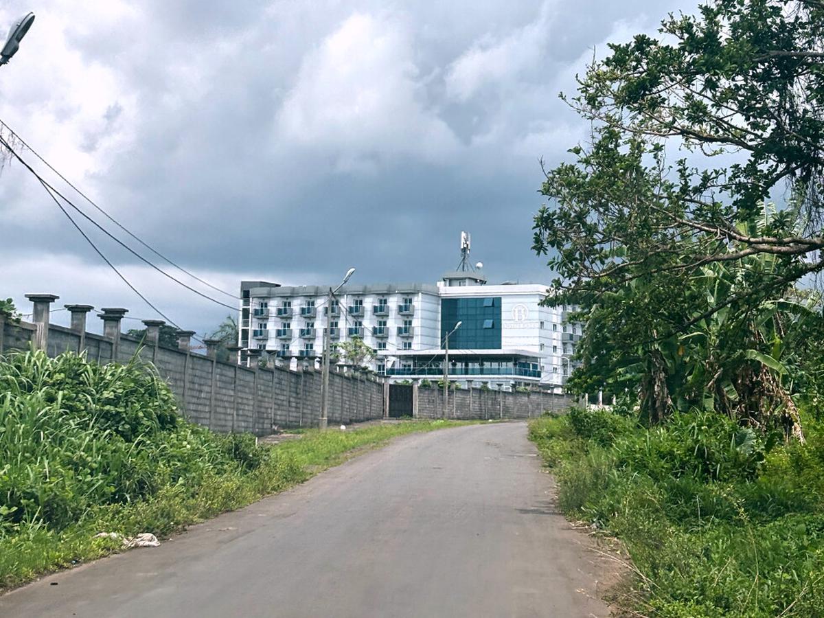 Sospechoso de ébola en hotel de Guinea Ecuatorial con deportados de EEUU
