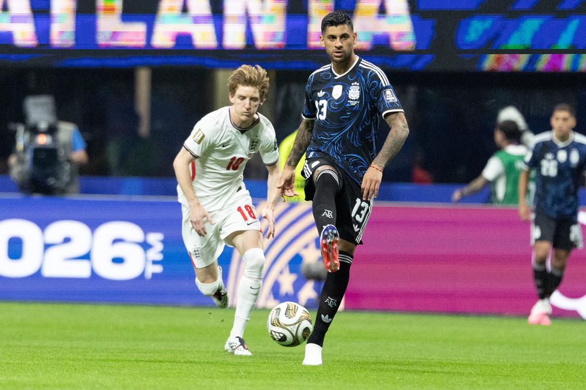 Cuti Romero y Lisandro Martínez cruzaron a Gary Neville tras vencer a Inglaterra en el Mundial: