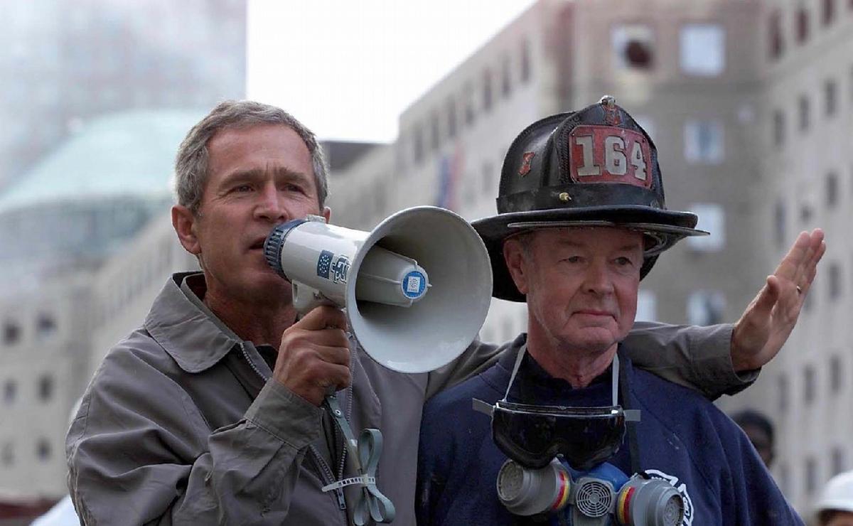 FOTO: George Bush se dirige a la población tras el ataque a las torres. (NA/Agencias)