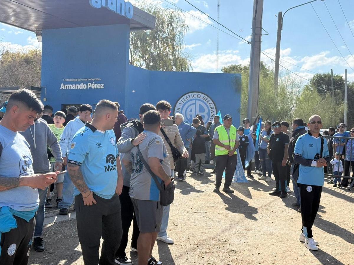El ingreso al predio de Villa Esquiú, rodeado de hinchas para ver al plantel campeón.