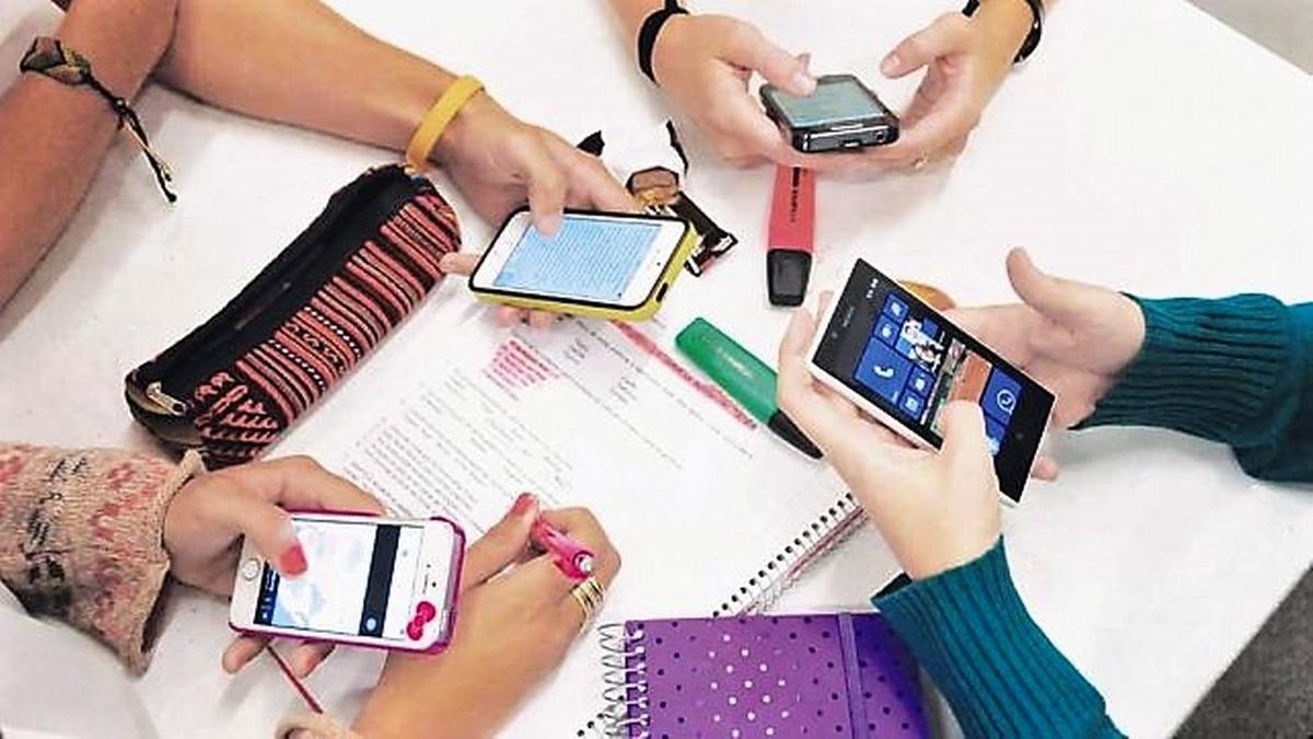 El uso de los teléfonos celulares en las aulas, un dilema que siempre genera debates.
