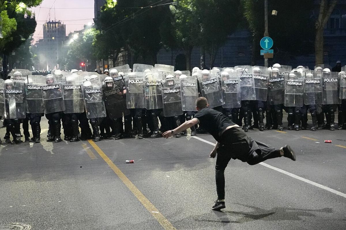 Manifestantes serbios chocan con la policía tras protesta antigubernamental en Belgrado