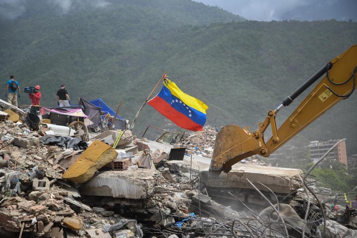 Rescatistas trabajan en los escombros de un edificio colapsado en La Guaira, Venezuela.