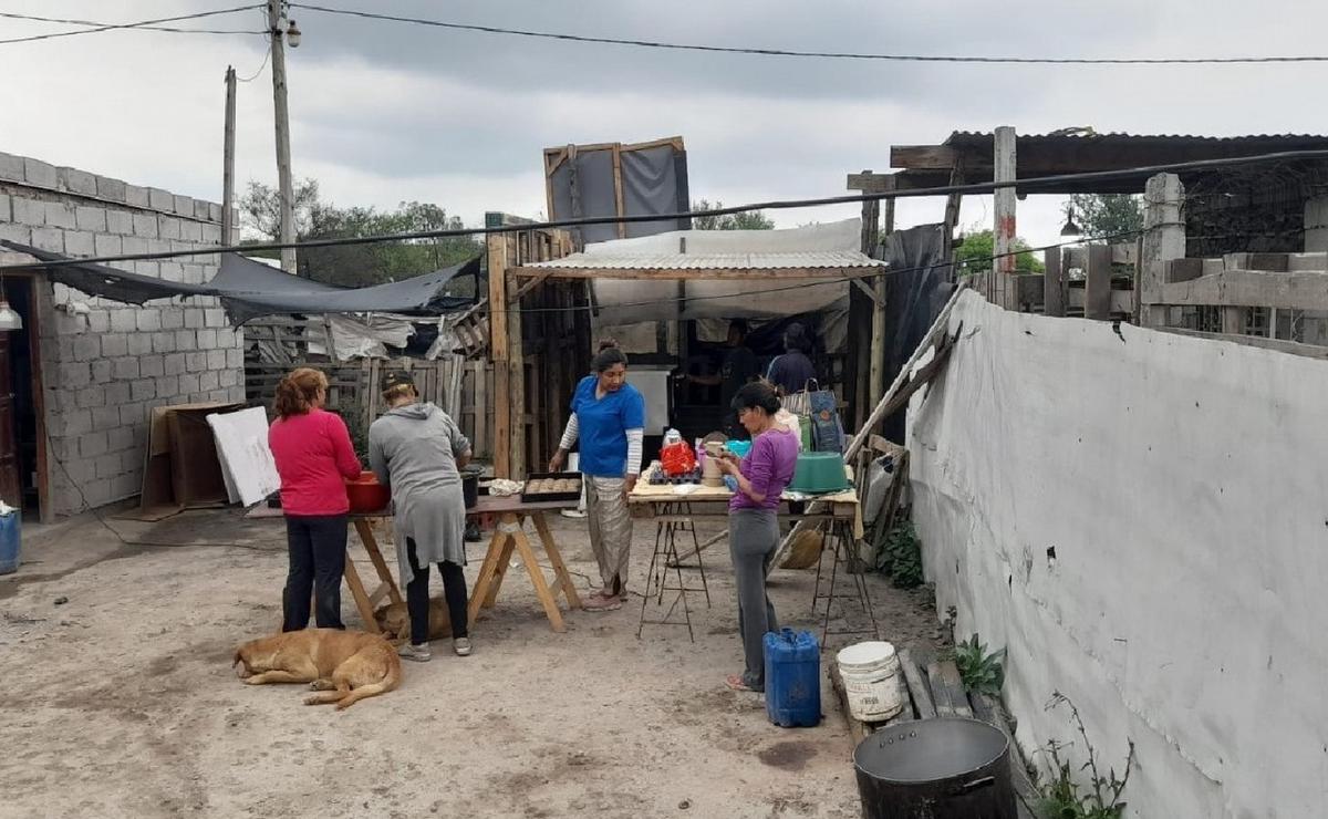 FOTO: El comedor que ayuda al asentamiento está desbordado.