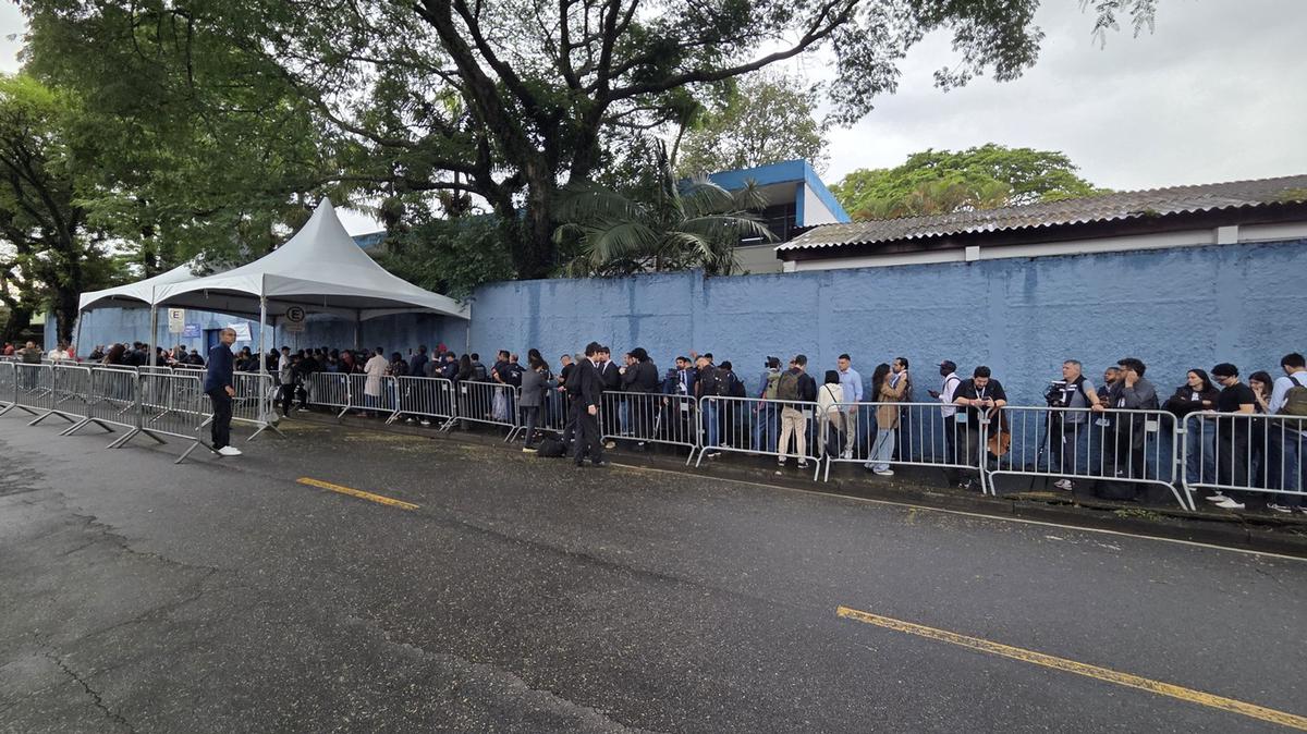 Largas filas en la escuela donde votó Lula (Foto: Federico Albarenque/Cadena 3)
