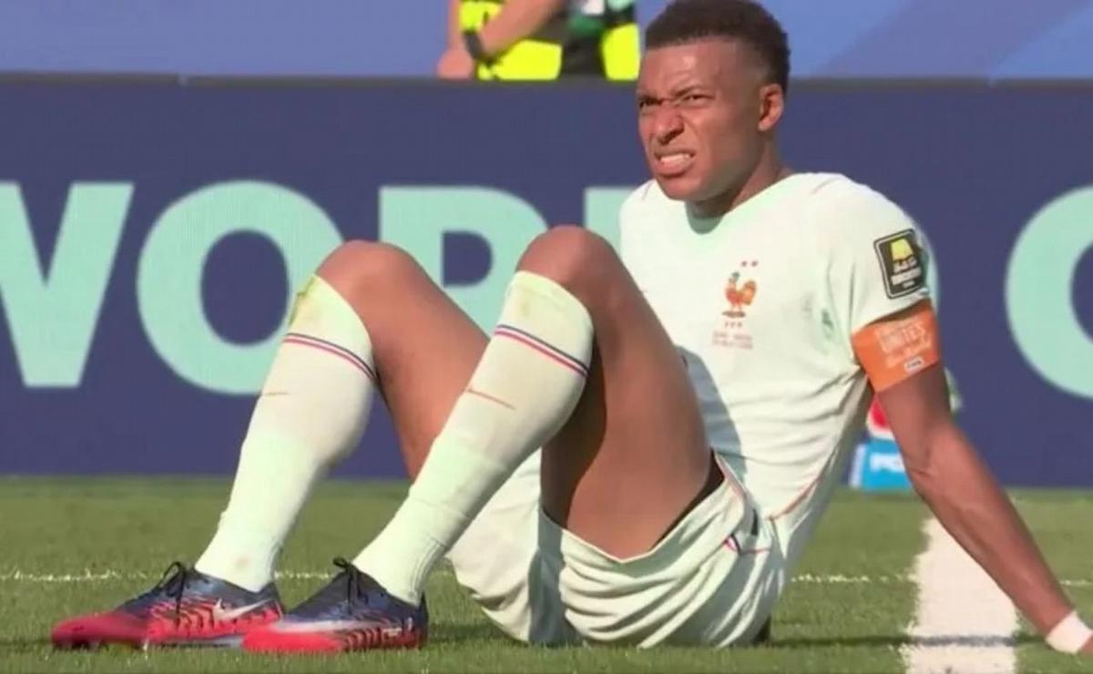El dolor de Mbappé al pedir el cambio ante Marruecos.