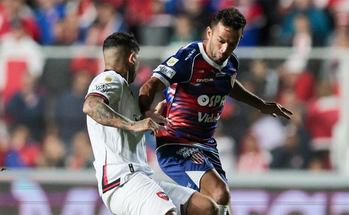 FOTO: Newell's vs. Unión de Santa Fe. Liga profesional 2025. 