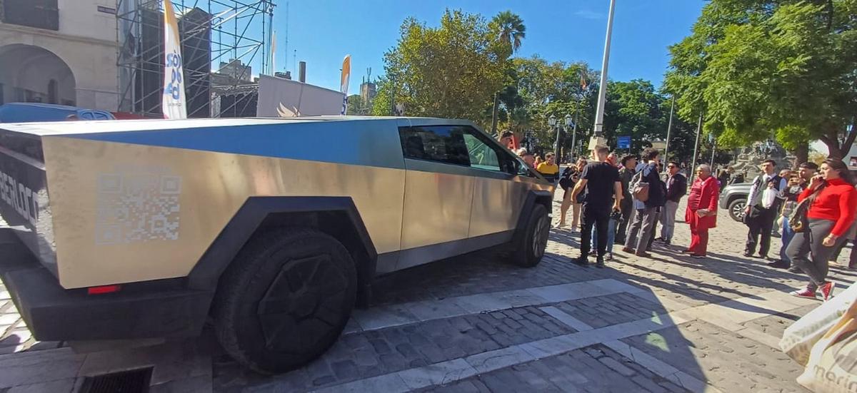AUDIO: El Tesla Cybertruck continúa recorriendo Argentina en busca del récord Guinness