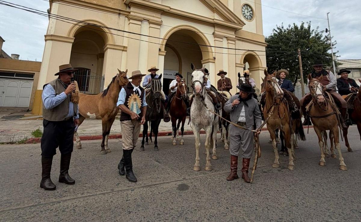 La cabalgata de Nicolás Membriani rumbo al Festival de Jesús María.