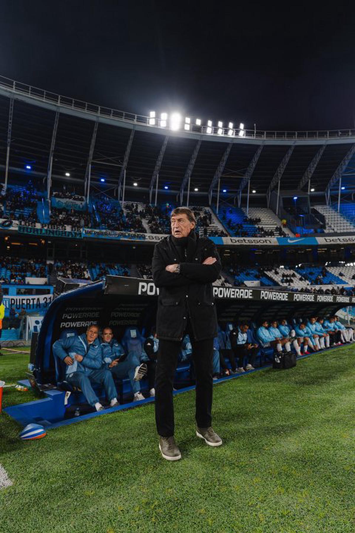 Julio César Falcioni durante el partido entre Atlético Tucumán y Racing.