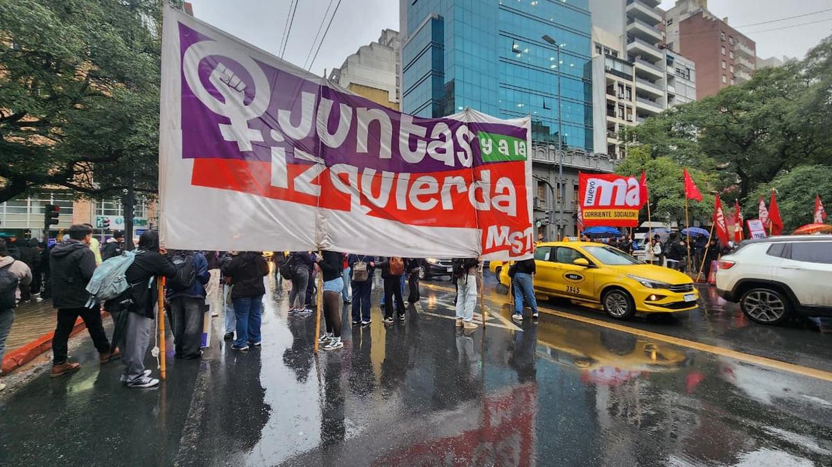 Comenzó la marcha de Ni Una Menos bajo la lluvia en Córdoba. 
