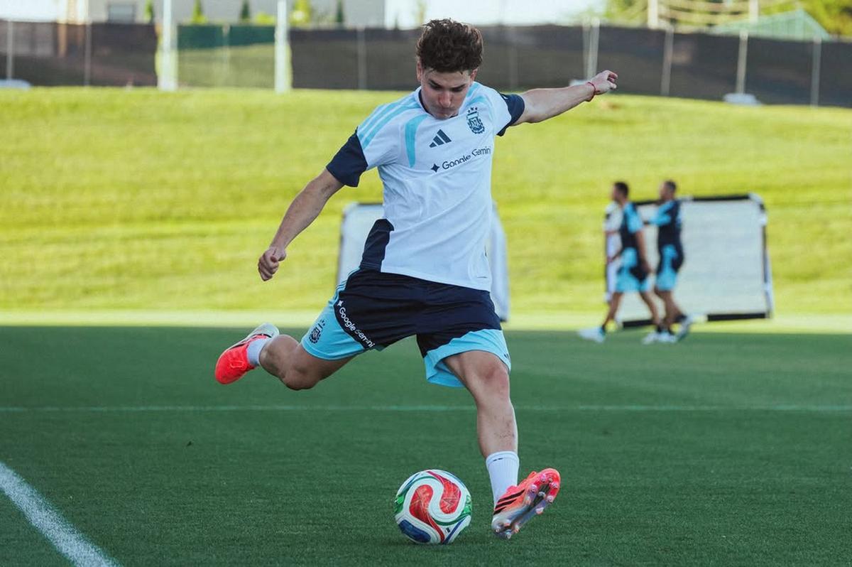 Julián Álvarez se recupera y entrena a la par del grupo.