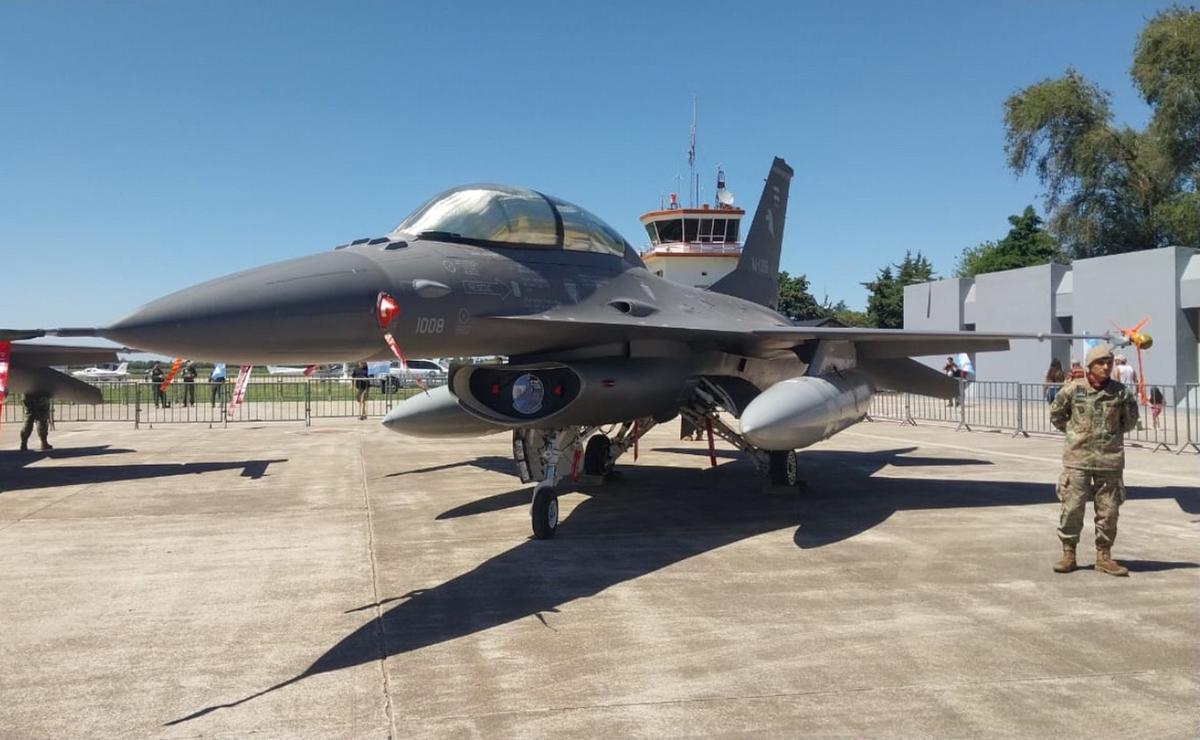 La exhibición de aviones cazas F-16 en Río Cuarto atrae a familias y entusiastas.