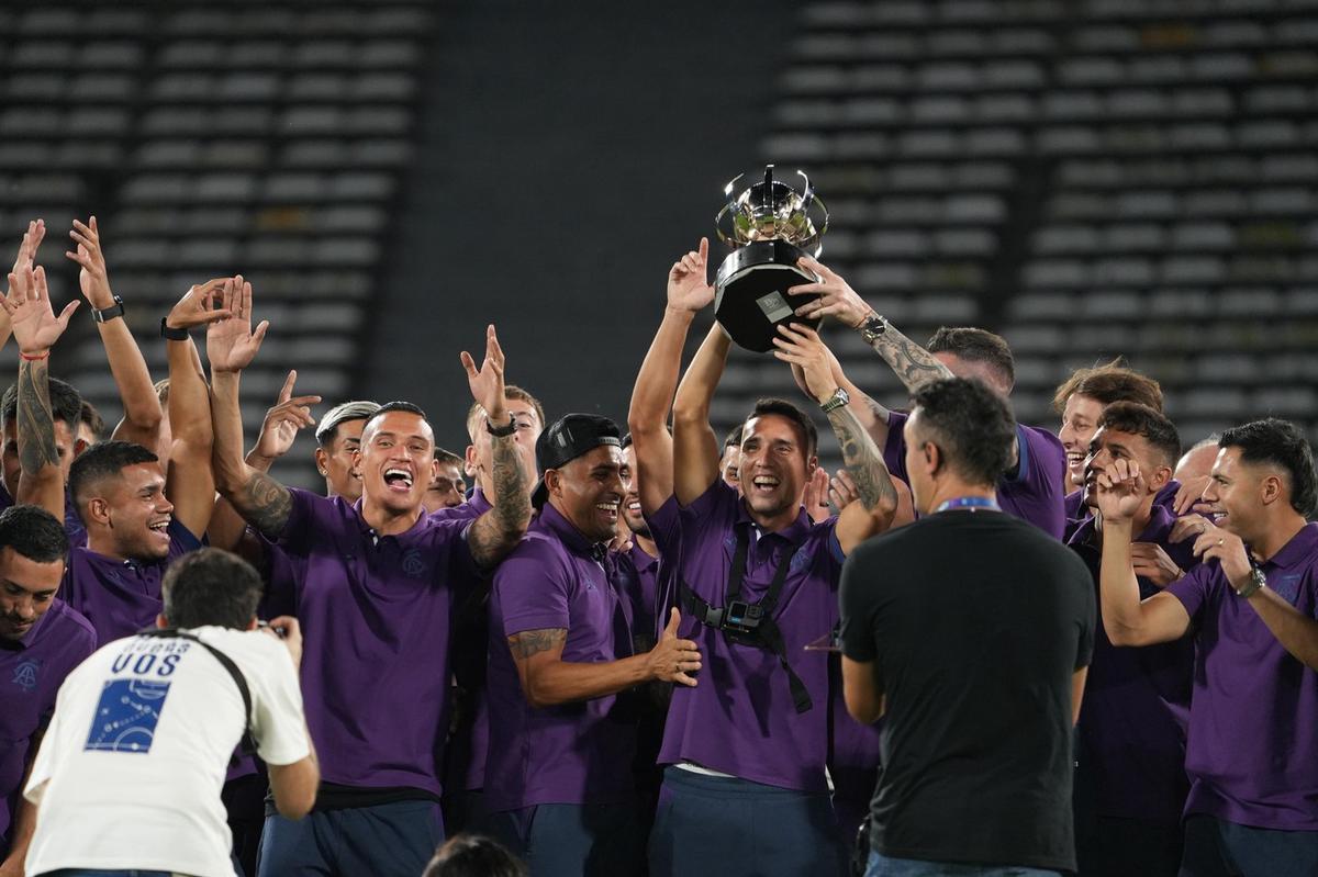 FOTO: El plantel de Talleres celebra el título. (Foto: CAT)