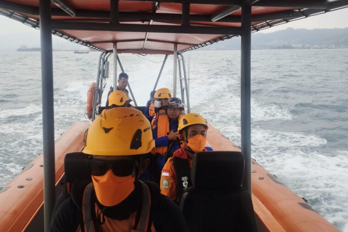 Rescatistas buscan a 5 fotoperiodistas indonesios desaparecidos cerca del volcán Anak Krakatau