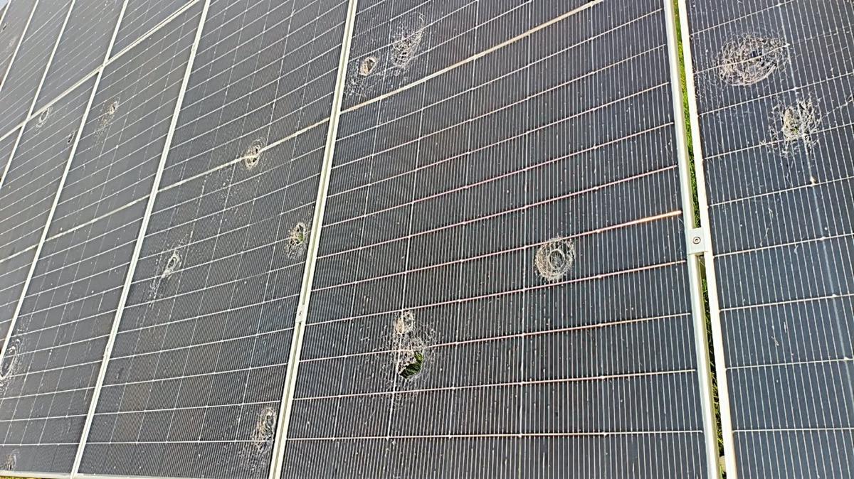 Así quedaron los paneles solares a causa de la pedrea.