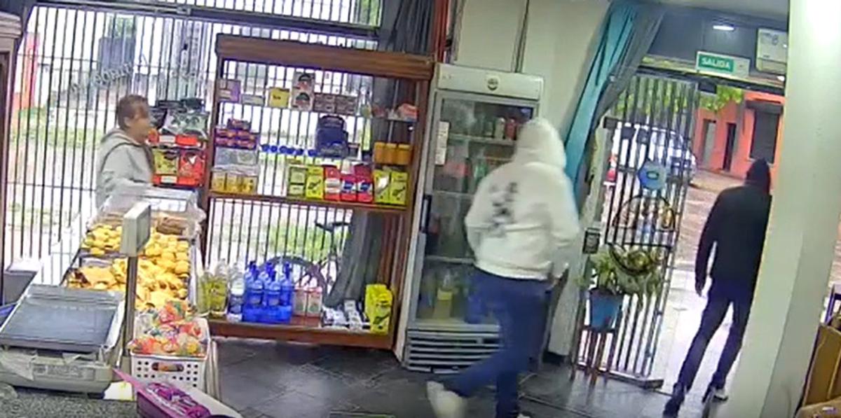 Dos delincuentes armados asaltaron una panadería y amenazaron a la empleada