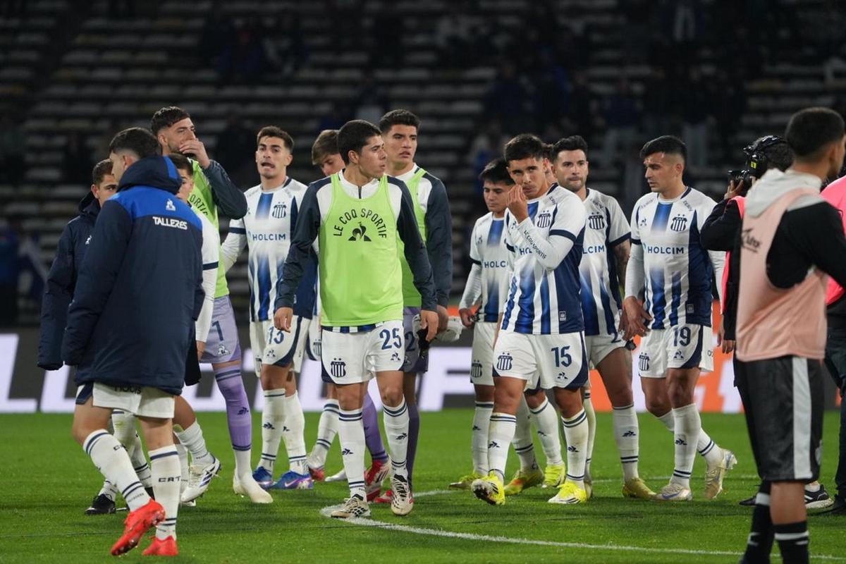 El plantel de Talleres se fue silbado del Kempes. (Foto: Daniel Cáceres/C3)