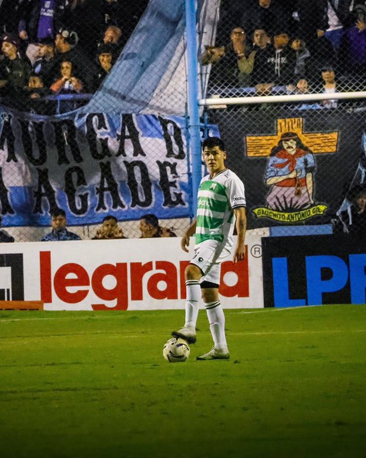 El defensor Gustavo Canto controla la pelota en el empate de Ferro ante Racing.