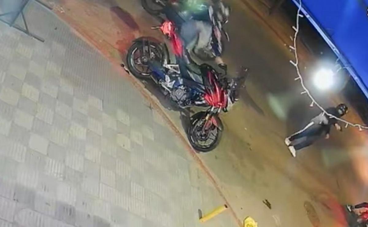 Seis motochorros le robaron una moto a punta de pistola en Córdoba.