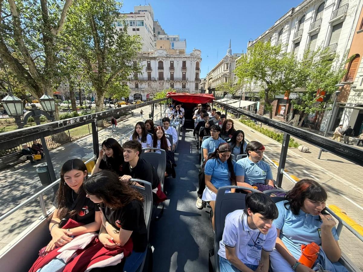 Sueños de Radio: los alumnos recorrieron Córdoba a bordo del city tour.