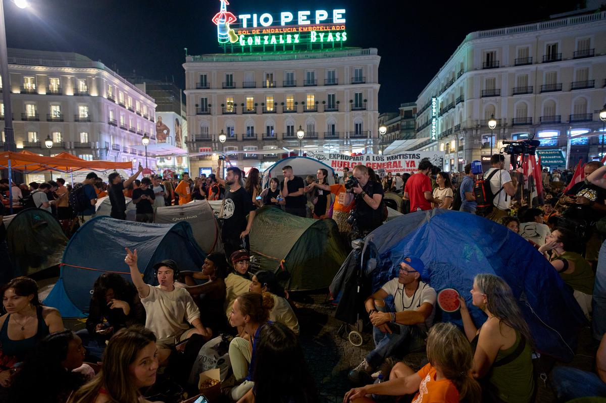 Miles marchan en Madrid para protestar por crisis de vivienda tras desalojo de mujer de 87 años