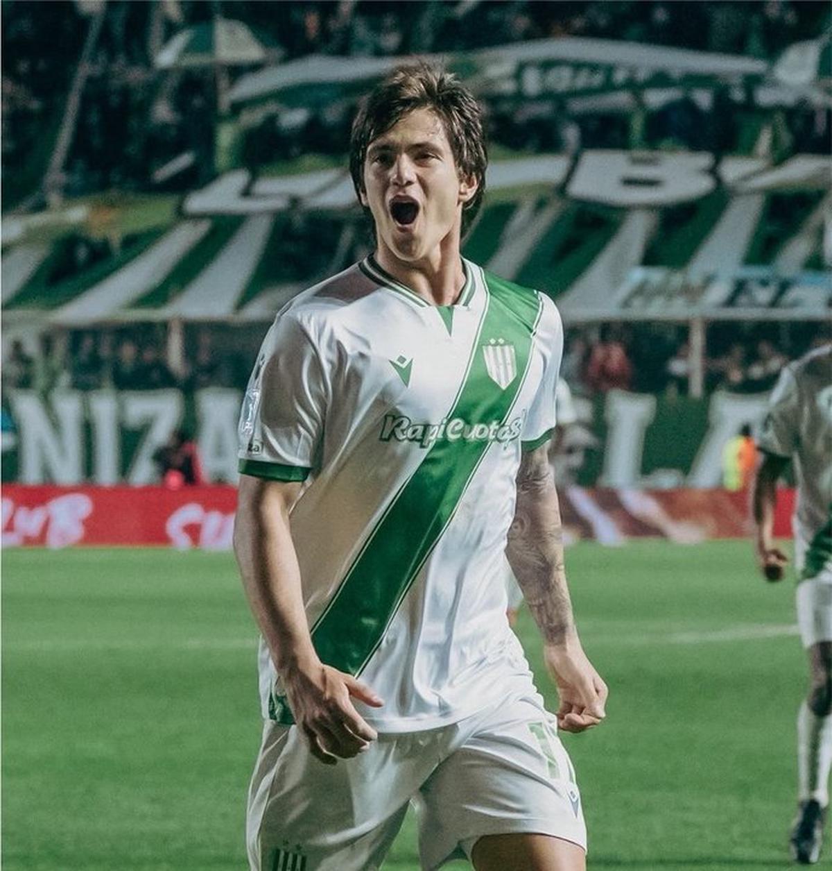 Tiziano Perrotta grita su último gol con la camiseta de Banfield.
