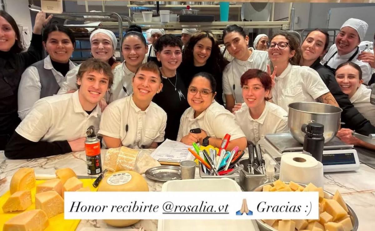 Rosalía recorrió un restaurante de Palermo y sorprendió al personal antes de su show.