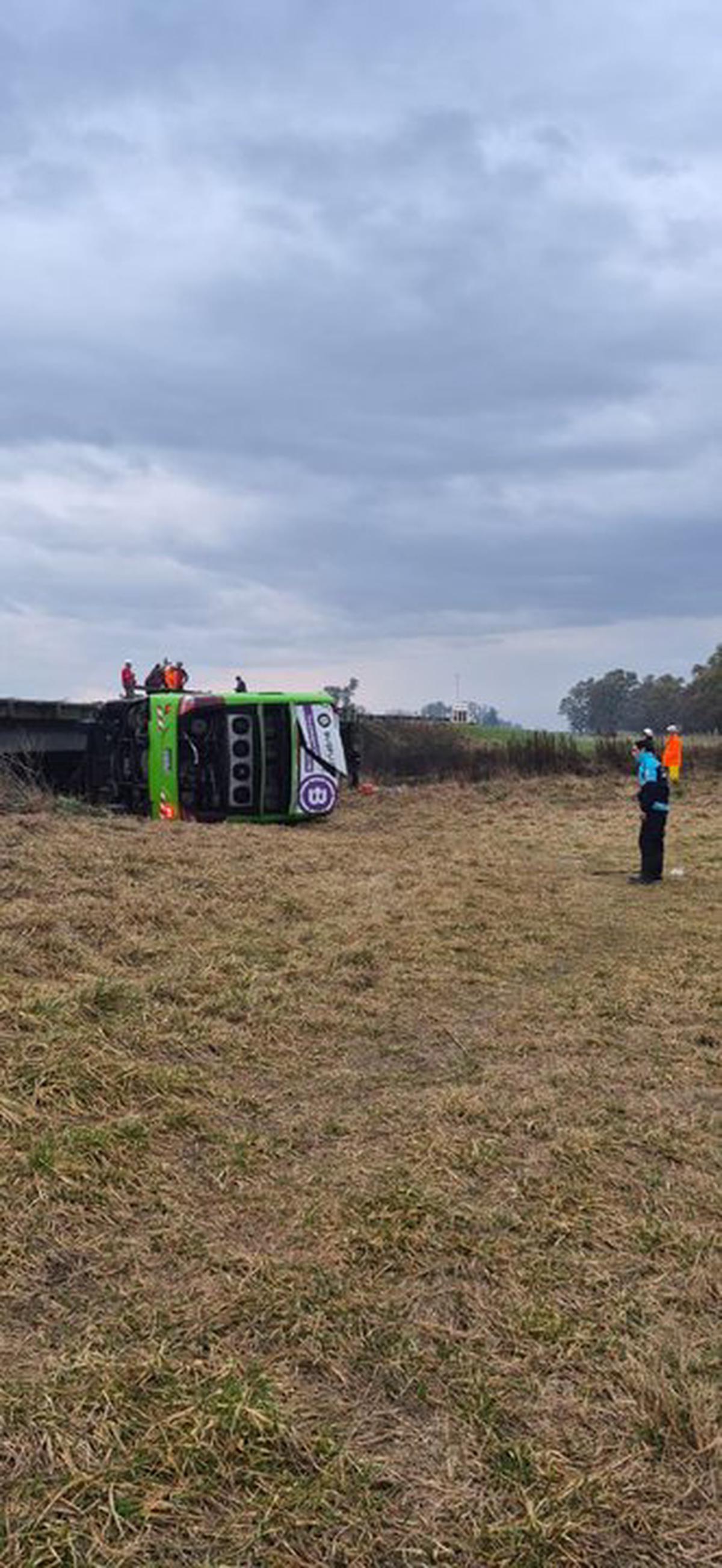 Accidente de micro en la Ruta 7: un vuelco con varios heridos en Carmen de Areco