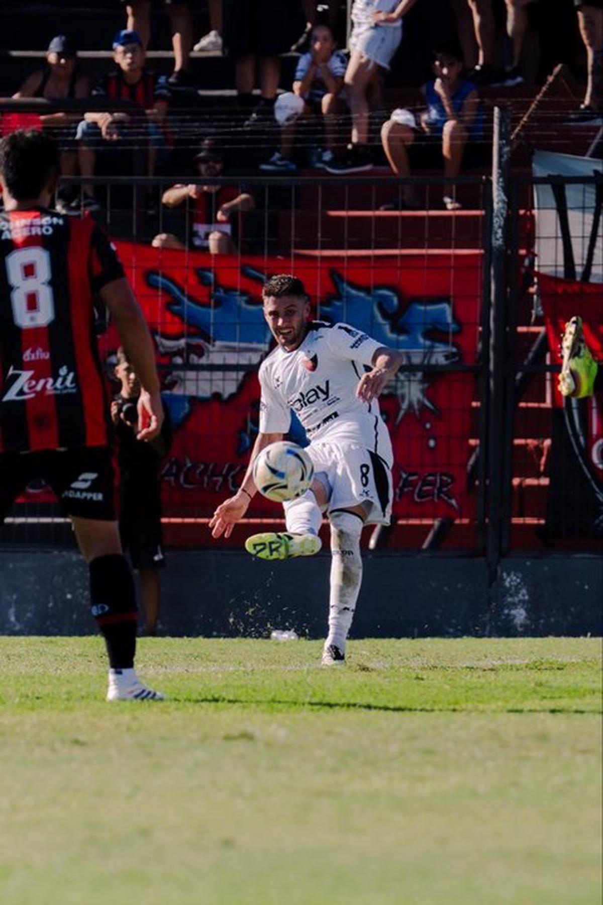 El mediocampista Ignacio Antonio durante el triunfo de Colón ante Patronato.