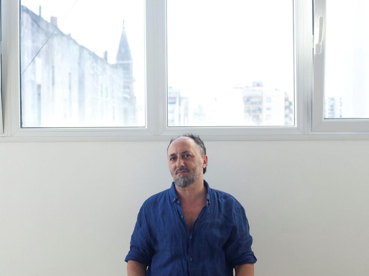 El escritor Julián López tiene una prosa que la crítica definió como