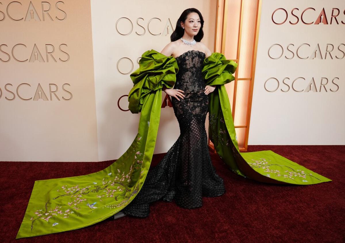 La alfombra roja de los Oscar se llena de color con la llegada de las estrellas