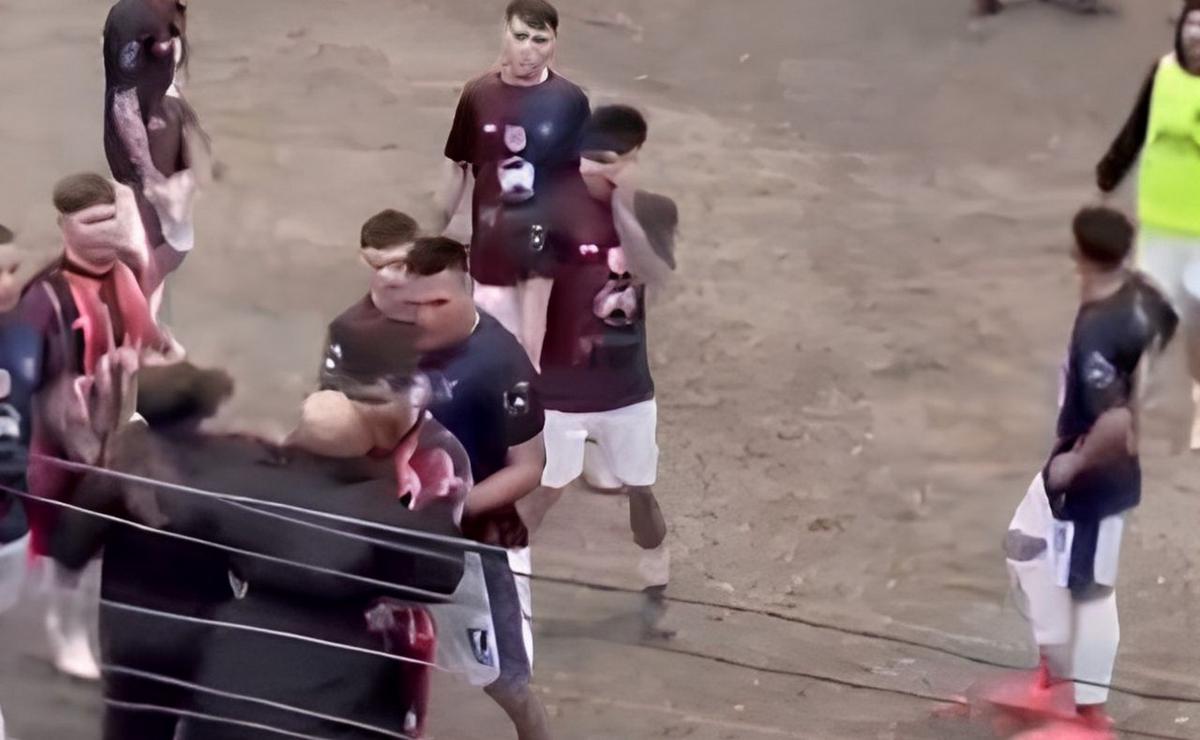 Captura de video del momento de la agresión al policia.