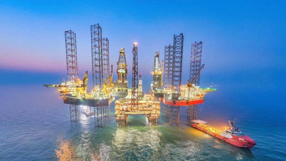 Plataforma de petróleo y gas en alta mar (imagen de ilustración).