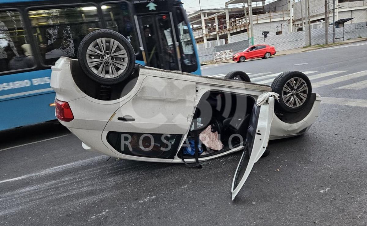 FOTO: El auto terminó volcado sobre calle San Martín a la altura de Arijón.