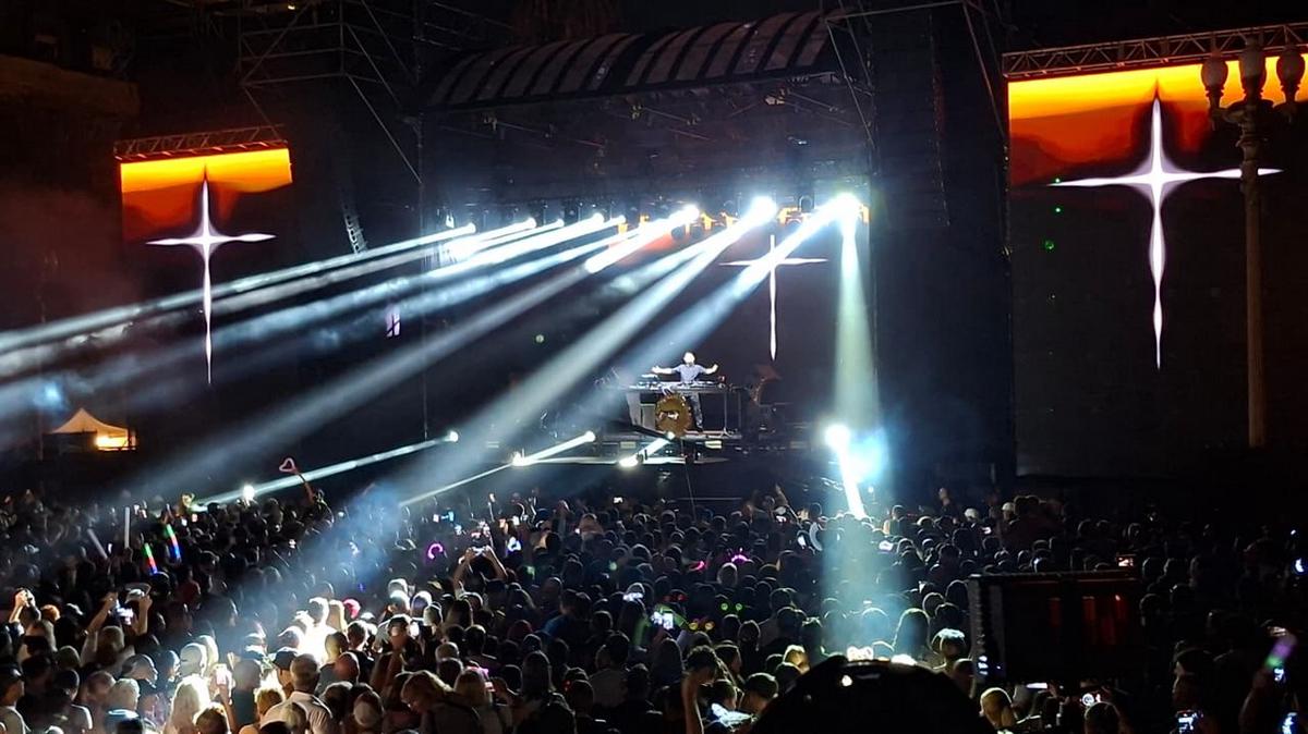 El “cura DJ” hizo vibrar Plaza de Mayo con música y fe ante una multitud.