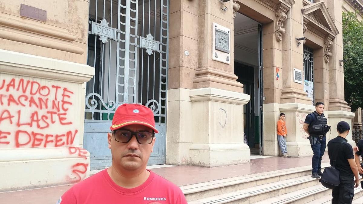 Evacuaron a 300 alumnos de una escuela en Córdoba por un derrame químico.