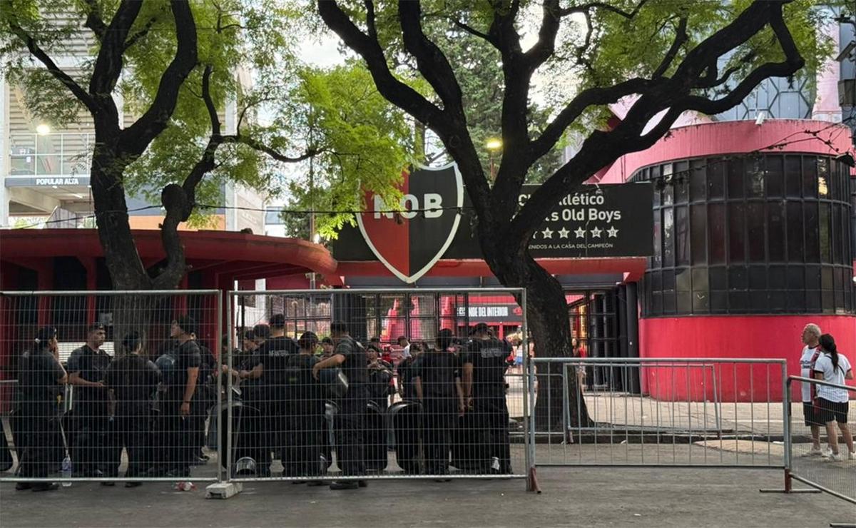La previa en Newell's, con carritos reordenados y alcohol restringido.