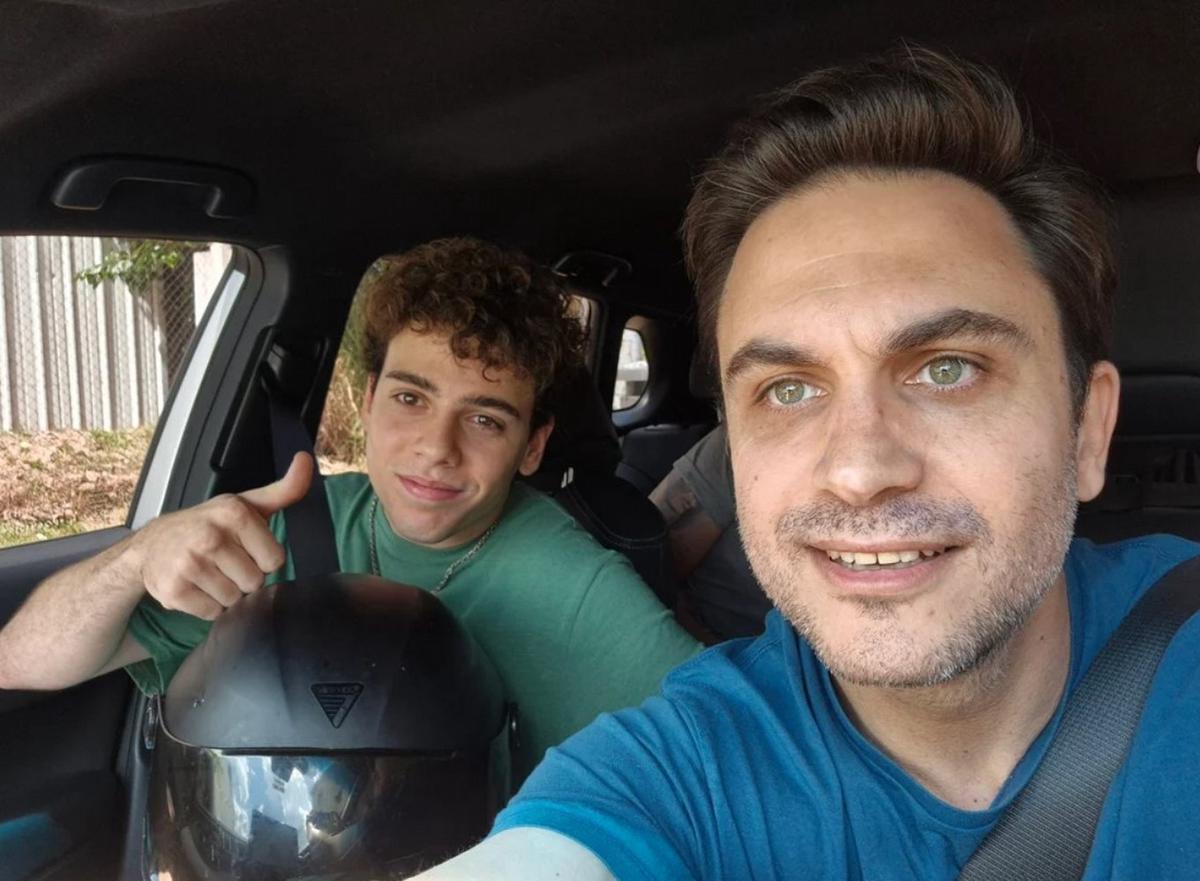 FOTO: Ramiro Marra ayudó al conductor de App a recuperar su moto y fue cuestionado