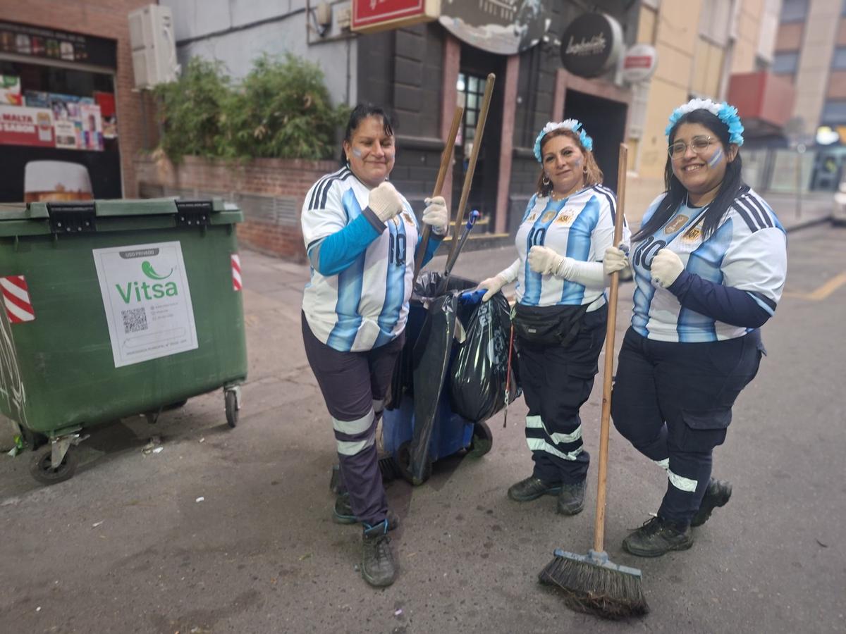 En Córdoba, trabajadoras de limpieza fueron vestidas con la albiceleste.