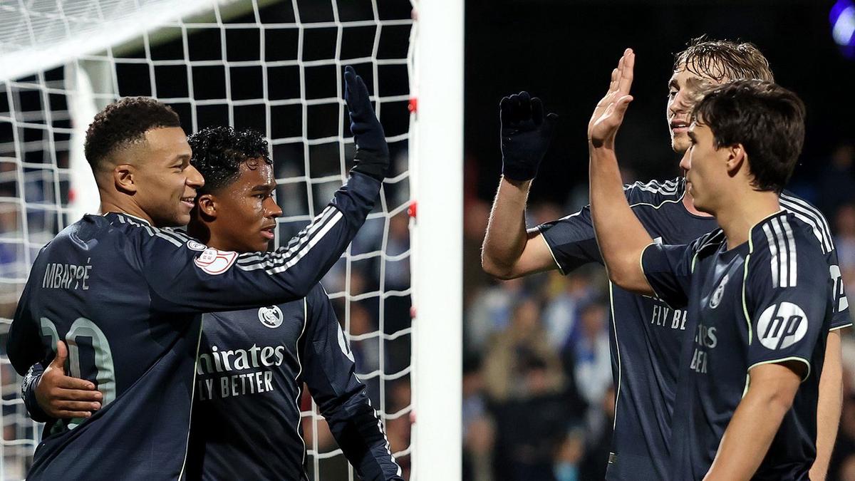 El francés Mbappé festeja junto al brasileño Endrick uno de sus goles. Foto: Agencia NA (@realmadrid)