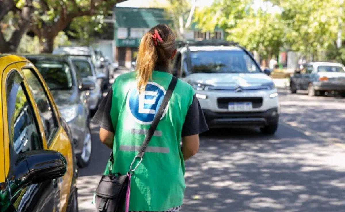 Proponen que el estacionamiento sea gratuito para reactivar el consumo en el centro de Mendoza.