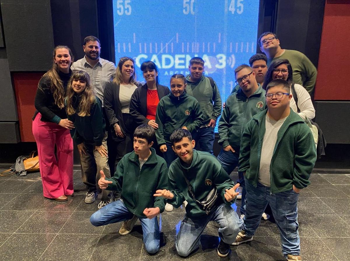 Los docentes y estudiantes de la Escuela Especial de Asís, de Berazategui.