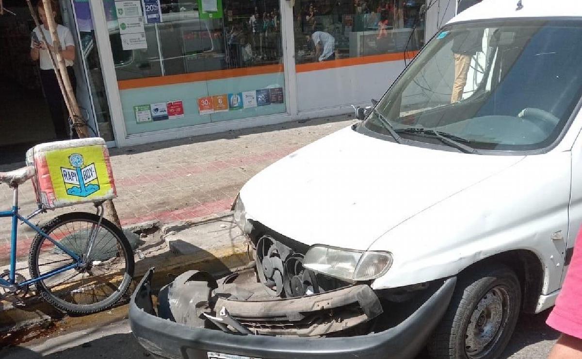 FOTO: Varios heridos tras el choque en Av. Chacabuco. (Foto: Daniel Cáceres/Cadena 3)